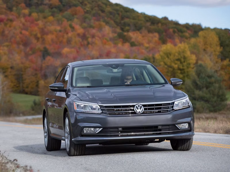 Volkswagen Passat (North America and China) أنا فيس ليفت، سيدان — منظر أمامي بزاوية ثلاثة أرباع