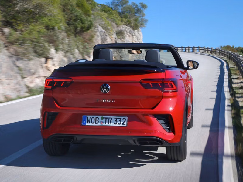 Volkswagen T-Roc أنا فيس ليفت، دفع رباعي خارجي — منظر خلفي بزاوية ثلاثة أرباع