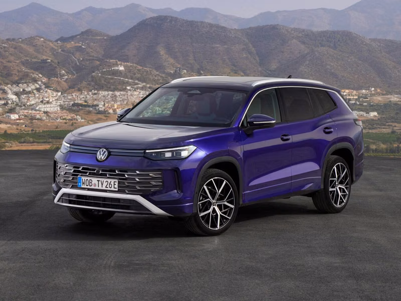 Volkswagen Tayron II (سوق الاتحاد الأوروبي)، دفع رباعي 5 أبواب — منظر أمامي بزاوية ثلاثة أرباع