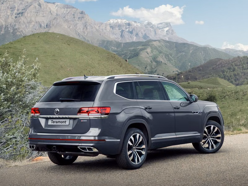 Volkswagen Teramont أنا فيس ليفت، دفع رباعي 5 أبواب — منظر خلفي بزاوية ثلاثة أرباع