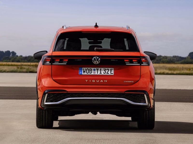 Volkswagen Tiguan ثالثاً، دفع رباعي 5 أبواب — منظر خلفي
