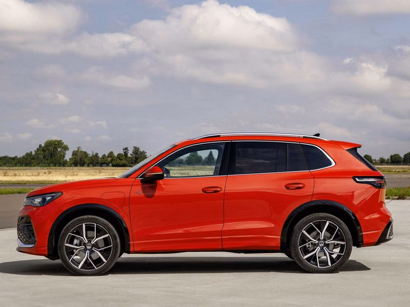 Volkswagen Tiguan ثالثاً، دفع رباعي 5 أبواب — منظر من الجانب الأيسر