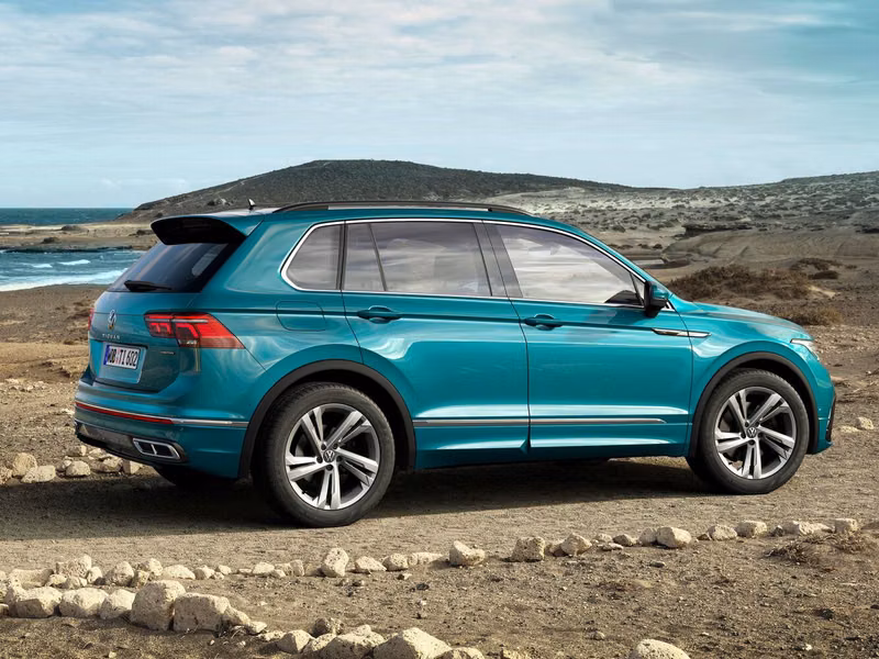 Volkswagen Tiguan فيس ليفت الثاني، دفع رباعي 5 أبواب — منظر خلفي أيمن