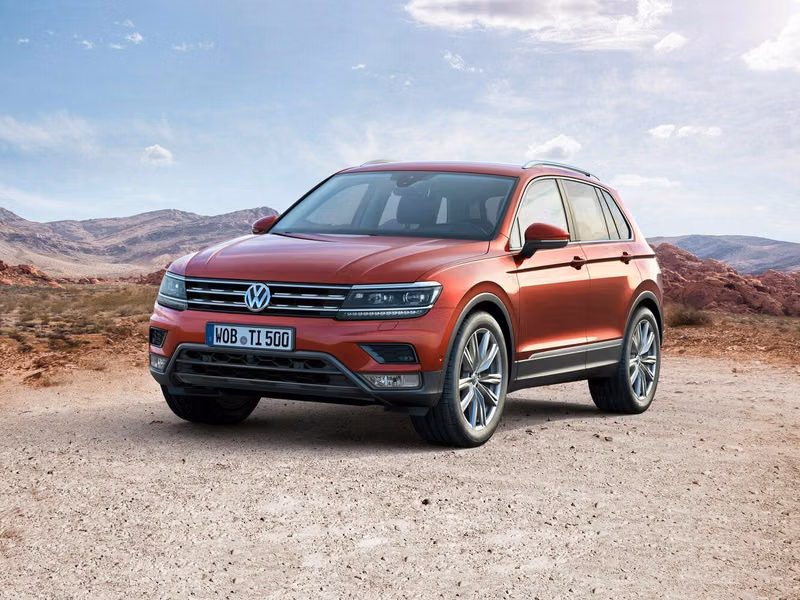 Volkswagen Tiguan ثانياً، دفع رباعي 5 أبواب — منظر أمامي أيمن