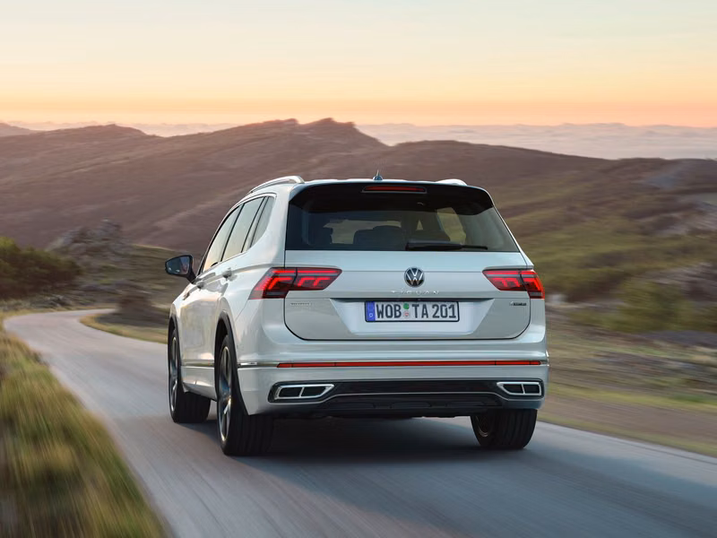 Volkswagen Tiguan فيس ليفت الثاني، دفع رباعي 5 أبواب Allspace — منظر خلفي بزاوية ثلاثة أرباع