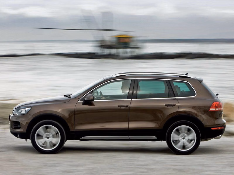 Volkswagen Touareg ثانياً، دفع رباعي 5 أبواب — منظر من الجانب الأيسر