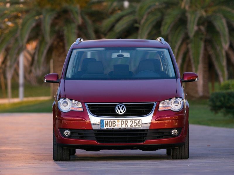 Volkswagen Touran I Facelift, Compact Van — front view