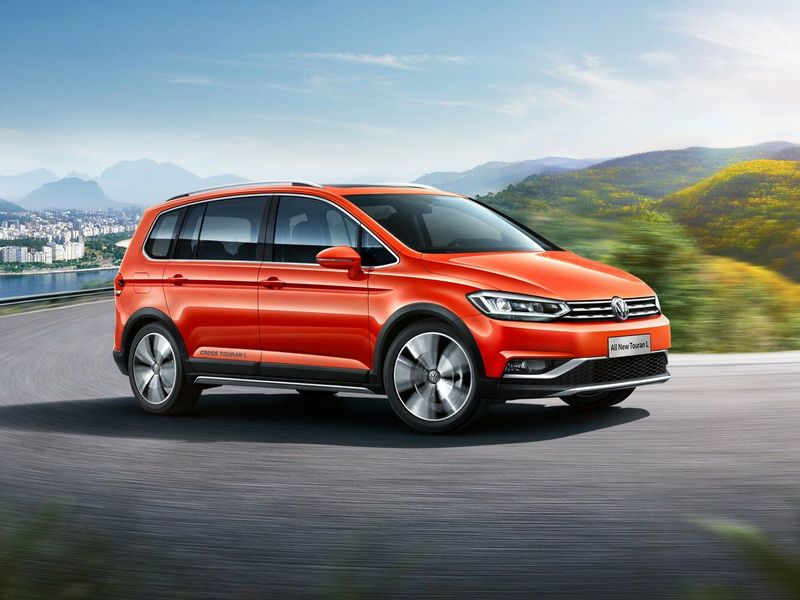 Volkswagen Touran II, Compact Van Cross L — front three-quarter view