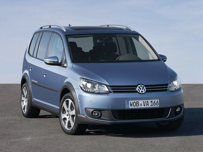 Volkswagen Touran I Facelift 2, Compact Van Cross — front-right view