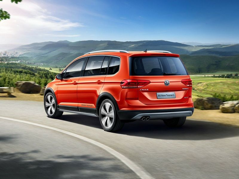Volkswagen Touran II, Compact Van Cross L — rear three-quarter view