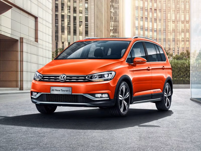 Volkswagen Touran II, Compact Van Cross L — front-right view