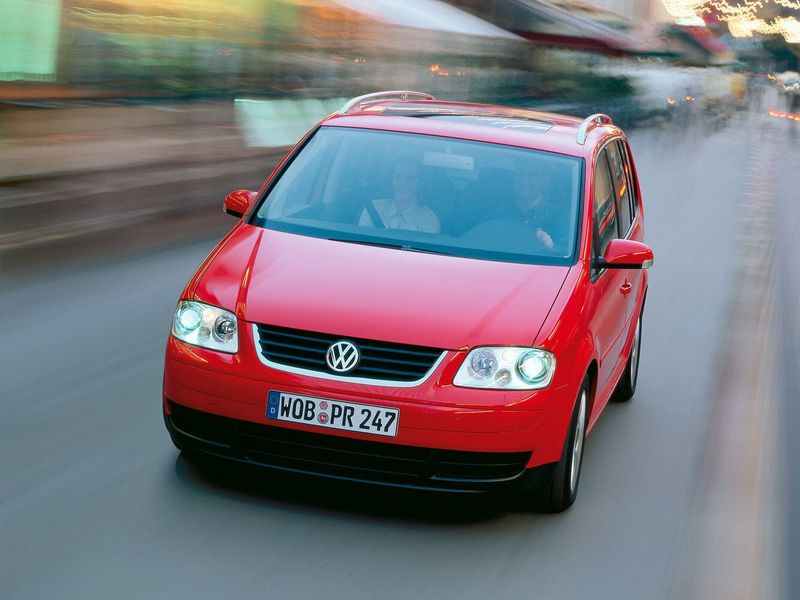 Volkswagen Touran I, Compact Van — front three-quarter view