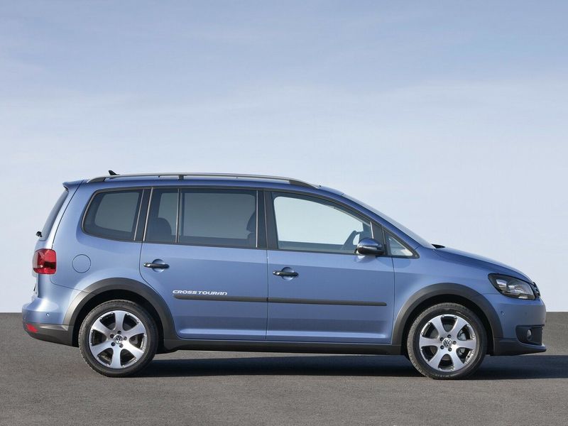 Volkswagen Touran I Facelift 2, Compact Van Cross — right side view