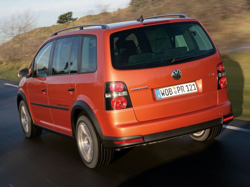 Volkswagen Touran I Facelift, Compact Van Cross — rear-left view
