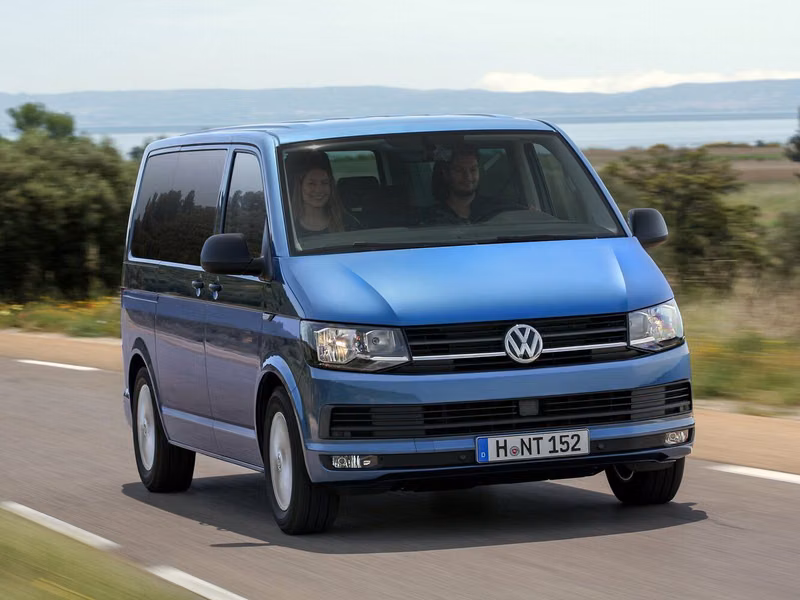 Volkswagen Transporter T6، ميني فان — منظر أمامي أيمن