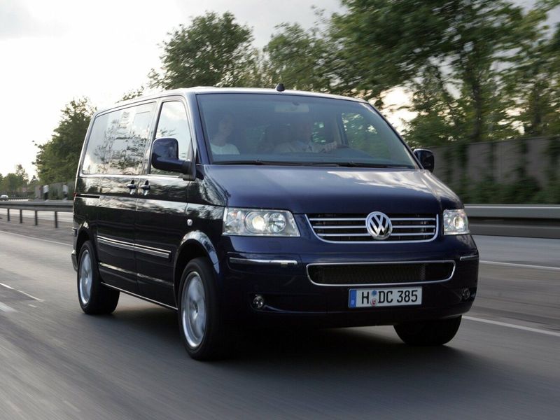 Volkswagen Transporter T5، ميني فان Long — منظر أمامي أيمن