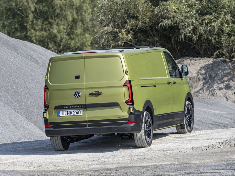 Volkswagen Transporter T7، فان Long — منظر خلفي بزاوية ثلاثة أرباع