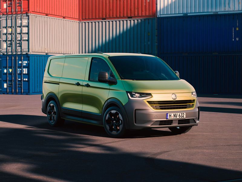 Volkswagen Transporter T7، فان Long — منظر أمامي أيسر