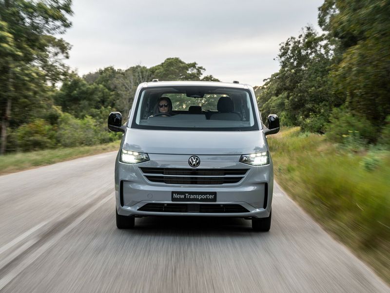 Volkswagen Transporter T7، ميني فان — منظر أمامي