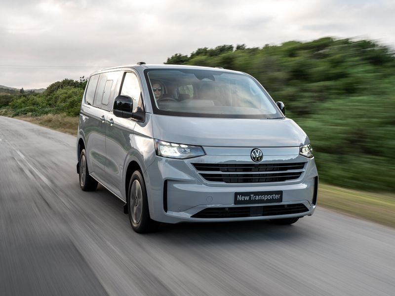 Volkswagen Transporter T7، ميني فان — منظر أمامي بزاوية ثلاثة أرباع