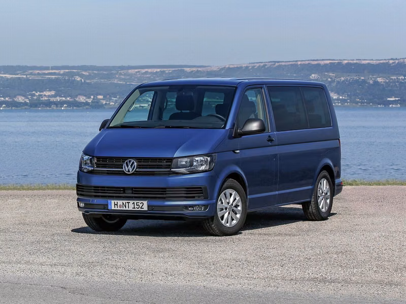 Volkswagen Transporter T6، ميني فان — منظر أمامي أيمن