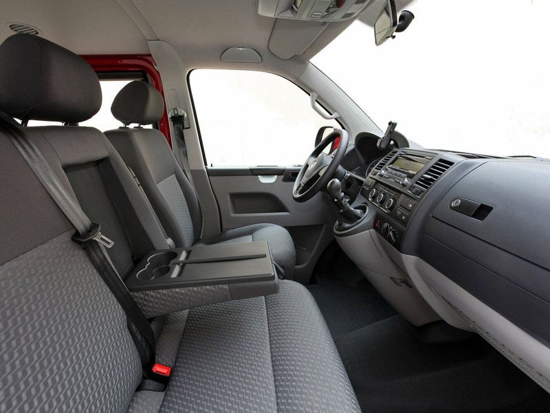 Volkswagen Transporter عملية فيس ليفت T5، ميني فان — منظر عام للمقصورة