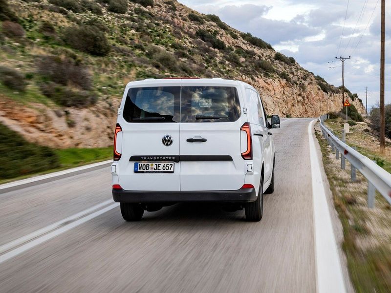 Volkswagen Transporter T7، فان — منظر خلفي