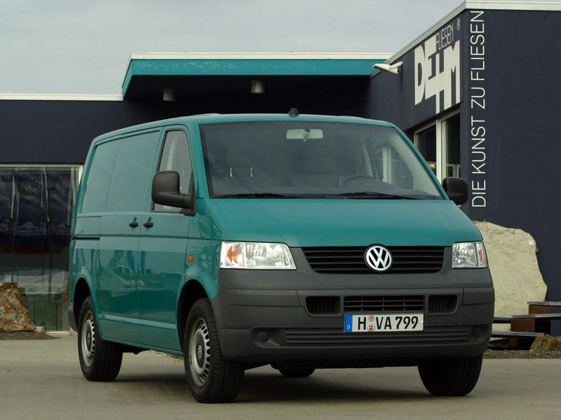 Volkswagen Transporter T5، فان — منظر أمامي أيسر