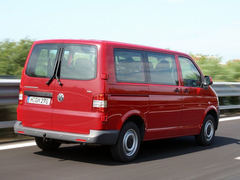 Volkswagen Transporter عملية فيس ليفت T5، ميني فان — منظر خلفي أيمن