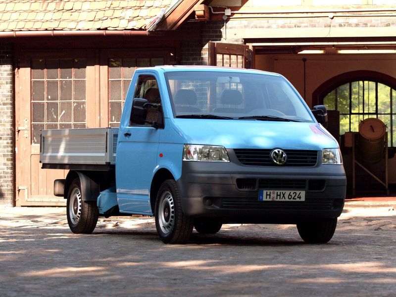 Volkswagen Transporter T5، بيك أب بكابينة مفردة — منظر أمامي أيمن