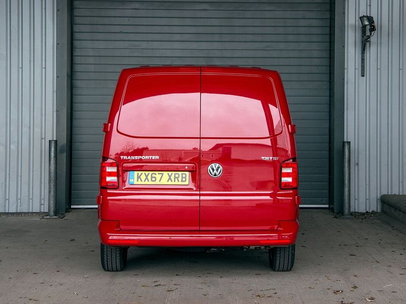 Volkswagen Transporter T6، فان — منظر خلفي
