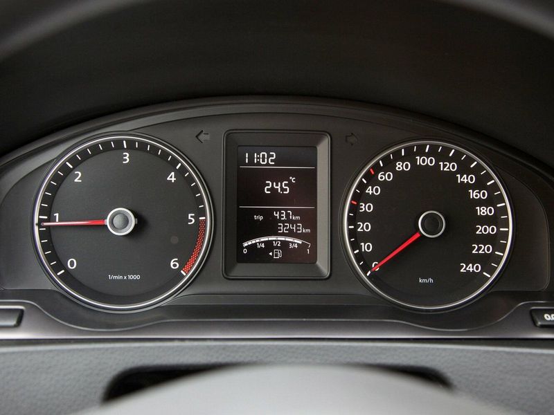Volkswagen Transporter عملية فيس ليفت T5، ميني فان — لوحة العدادات