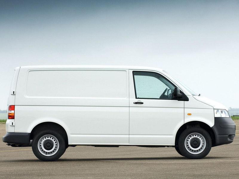 Volkswagen Transporter T5، فان — منظر من الجانب الأيمن