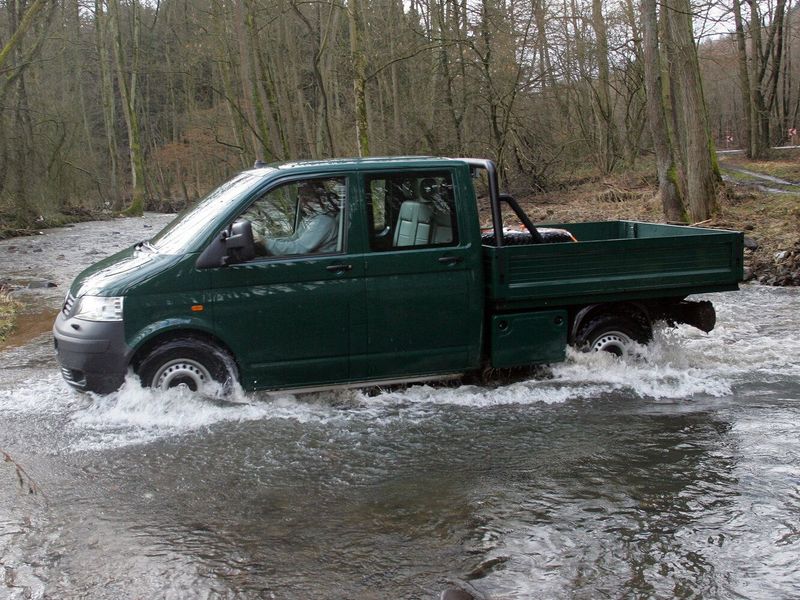 Volkswagen Transporter T5، بيك أب بكابينة مزدوجة — منظر أمامي أيسر