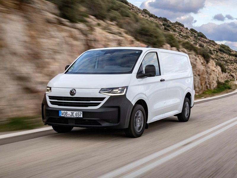 Volkswagen Transporter T7، فان — منظر أمامي بزاوية ثلاثة أرباع