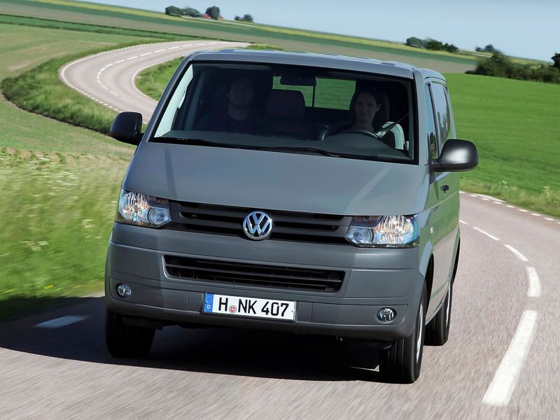 Volkswagen Transporter عملية فيس ليفت T5، ميني فان Long — منظر أمامي بزاوية ثلاثة أرباع