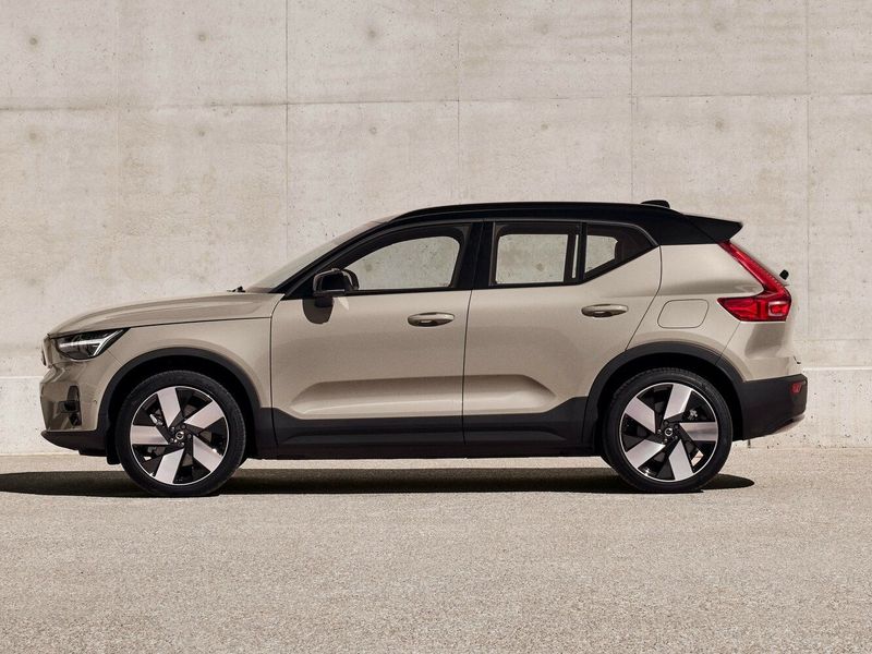Volvo EX40, Внедорожник 5 дв. — вид слева