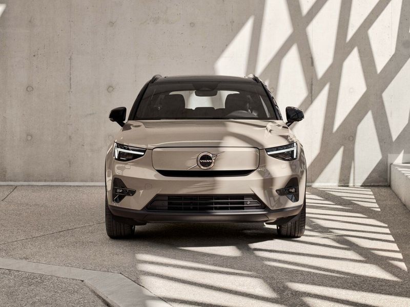 Volvo EX40, Внедорожник 5 дв. — вид спереди