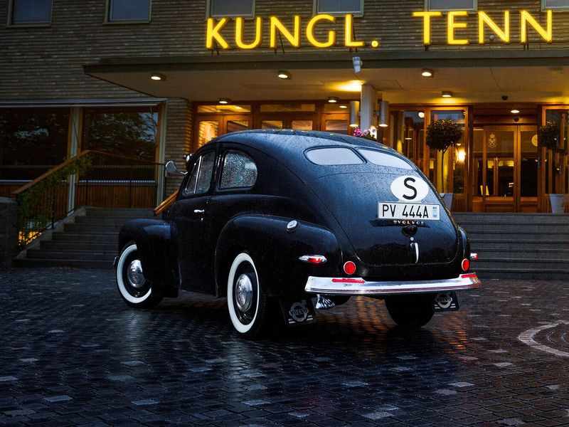 Volvo PV444، هاتشباك 3 أبواب — منظر خلفي بزاوية ثلاثة أرباع
