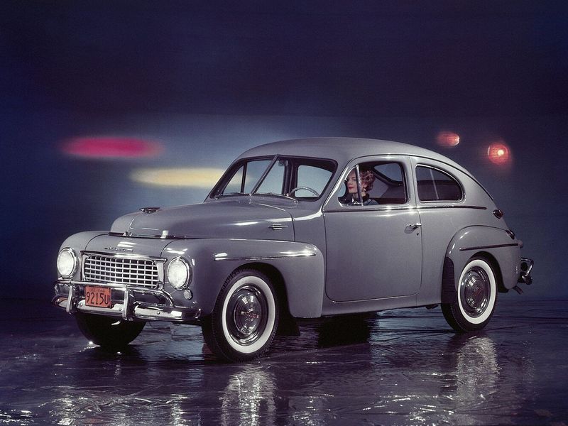 Volvo PV444، هاتشباك 3 أبواب — منظر أمامي أيسر