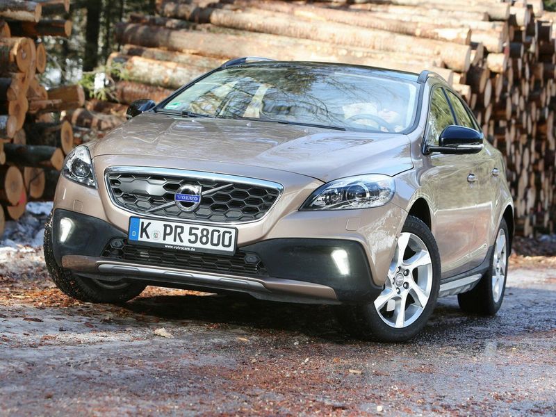 Volvo V40 Cross Country أنا فيس ليفت، هاتشباك 5 أبواب — منظر أمامي أيمن