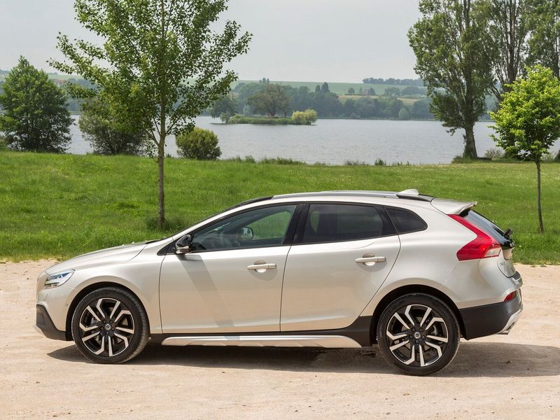 Volvo V40 Cross Country أنا فيس ليفت، هاتشباك 5 أبواب — منظر من الجانب الأيمن