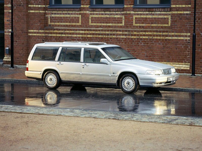 Volvo V90 I, Универсал 5 дв. — вид спереди справа