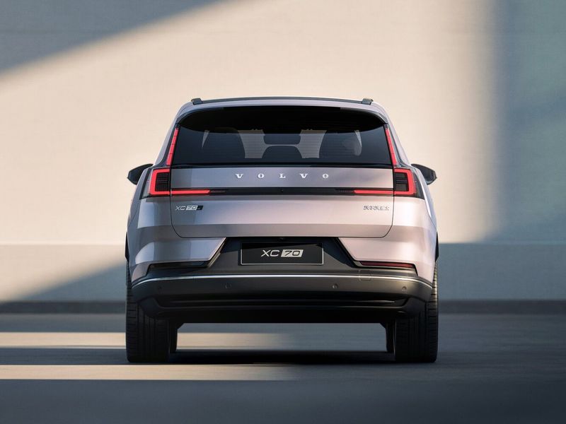 Volvo XC70 ثالثاً، دفع رباعي 5 أبواب — منظر خلفي